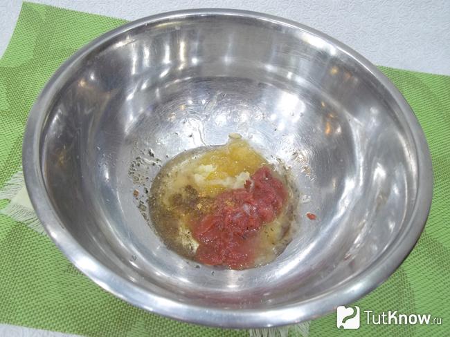 Соединены все продукты для соуса