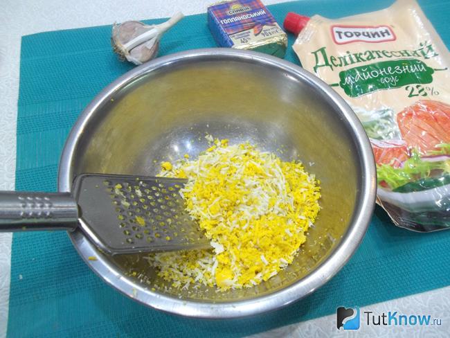 Яйца натерты на терке
