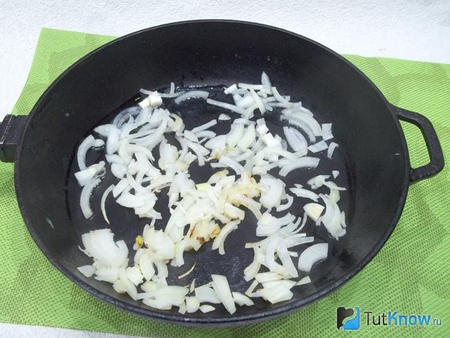Лук пасируется