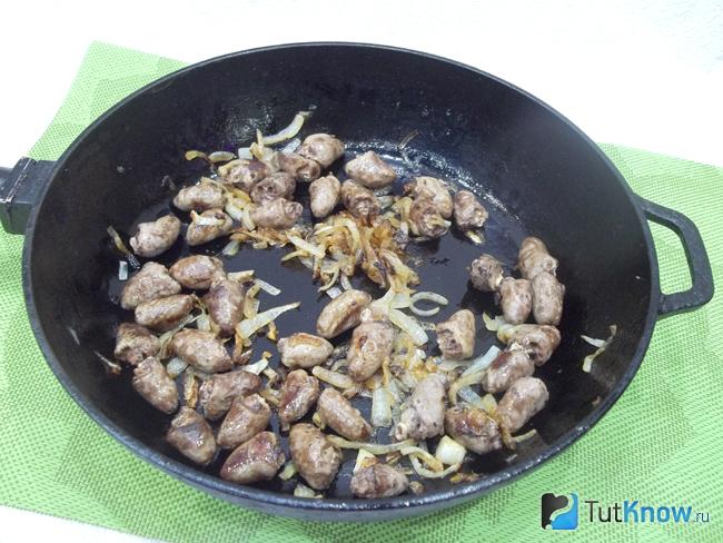 Сердечки жарятся с луком
