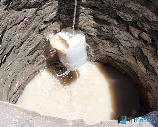 Грязная вода в колодце