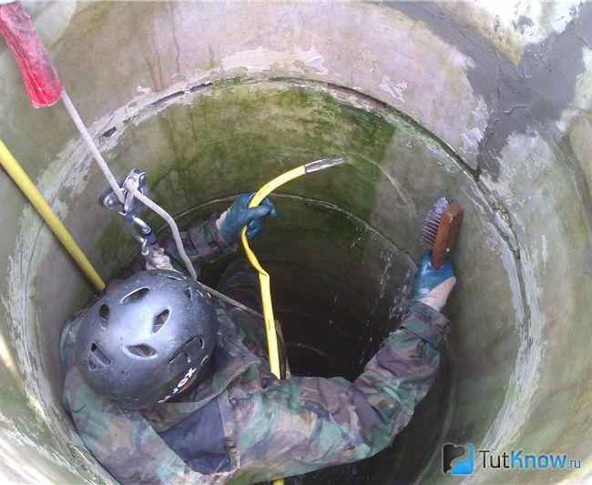 Очистка стен колодца