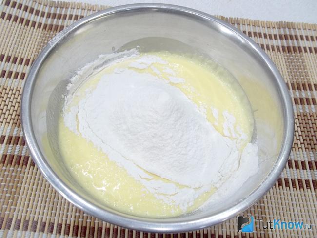 К жидким продуктам добавлена мука и сода