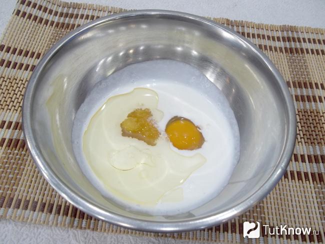 Соединен кефир, масло, яйца и мед