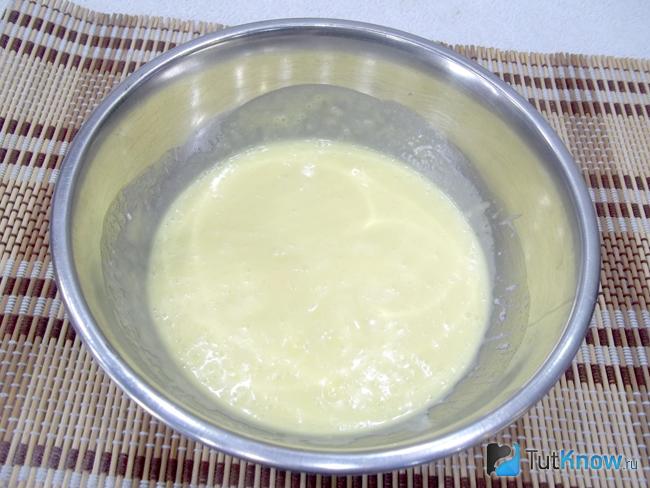 Кефир, масло, яйца и мед перемешаны