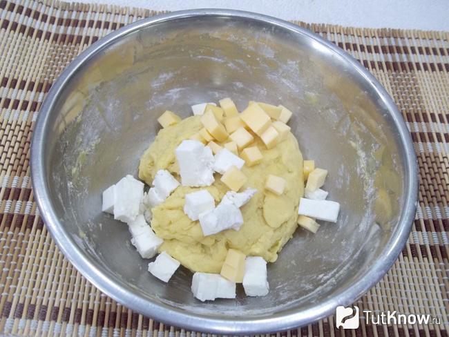 В тесто добавлены кусочки сыра
