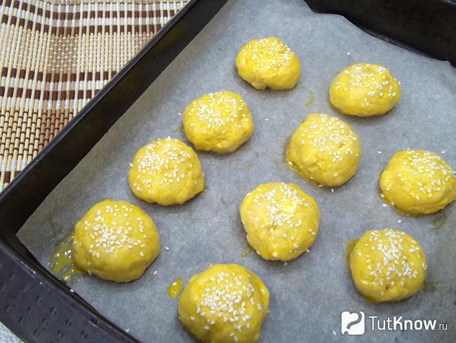 Шарики смазаны желтком и присыпаны кунжутом