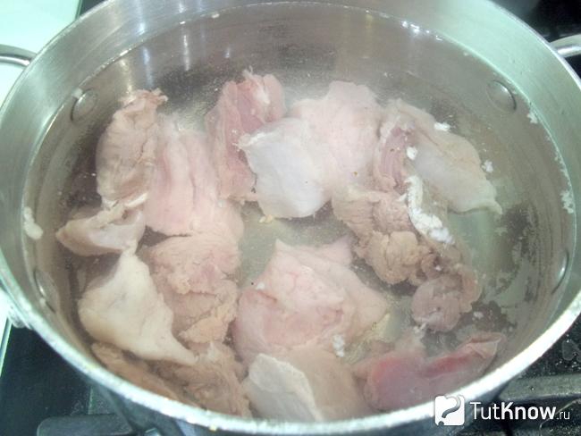 Мясо залито водой