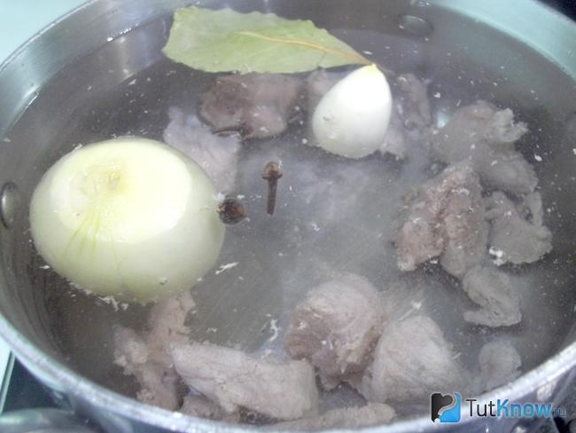 Мясо залито водой