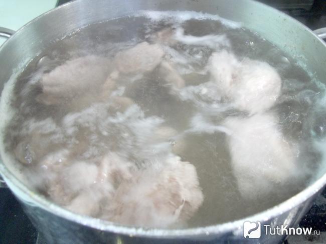 Мясо варится