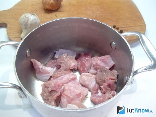 Мясо нарезано кусочками