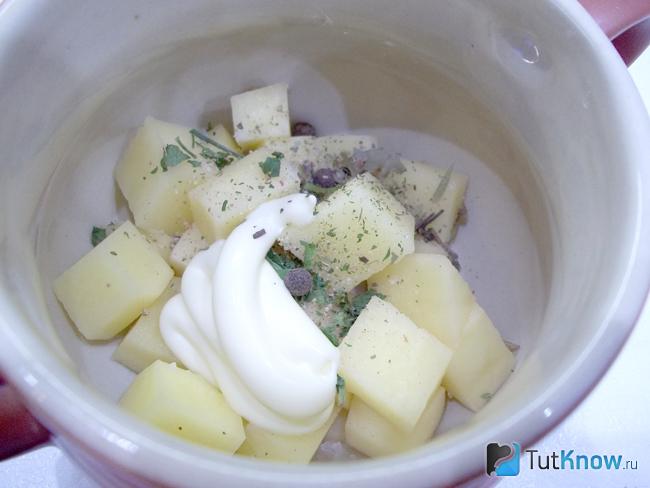 Картофель, лук, чеснок и пряности сложены в горшочек