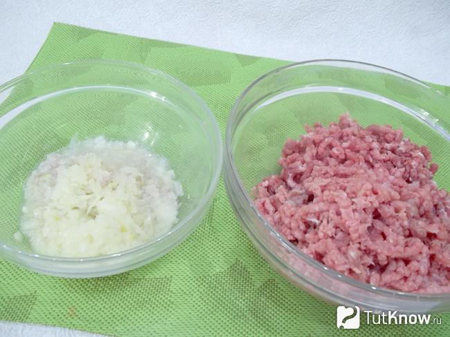 Мясо и лук перекручены