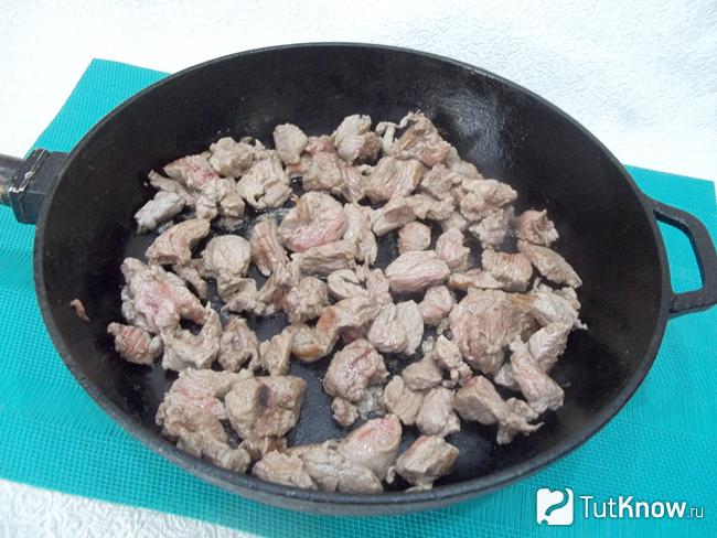 Мясо жарится