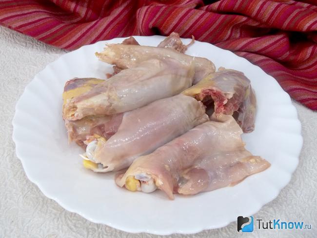 Курица нарезана кусочками
