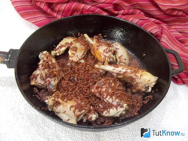 К курице насыпан рис