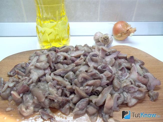 Грибы нарезаны