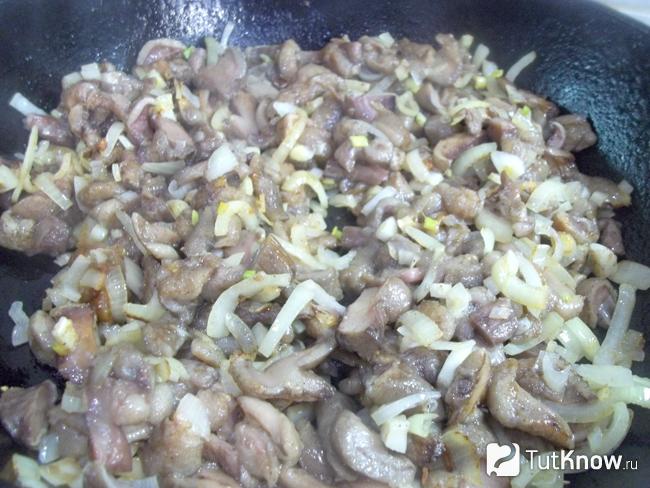 Грибы, с луком и чесноком жарятся в сковороде