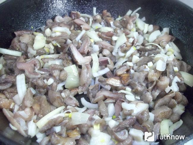 Грибы, с луком и чесноком жарятся в сковороде