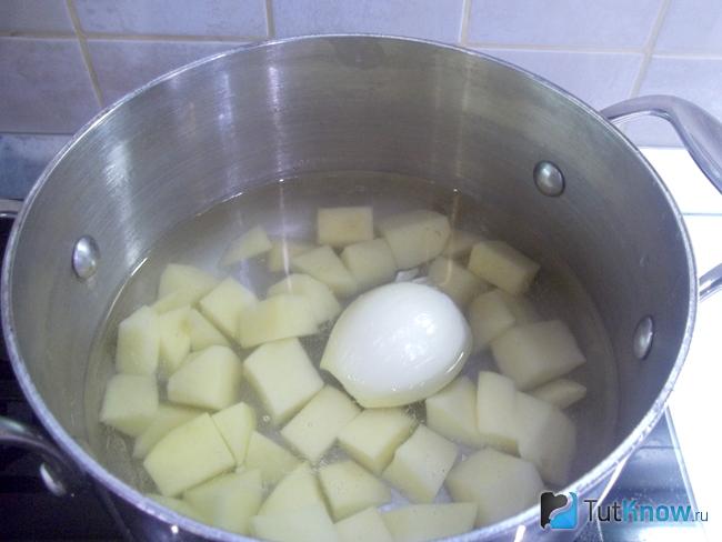 Картофель залит водой