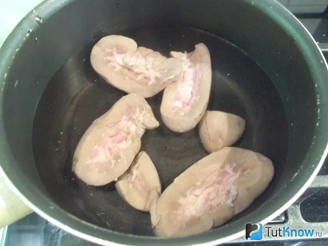 Почки промыты и выложены в кастрюлю