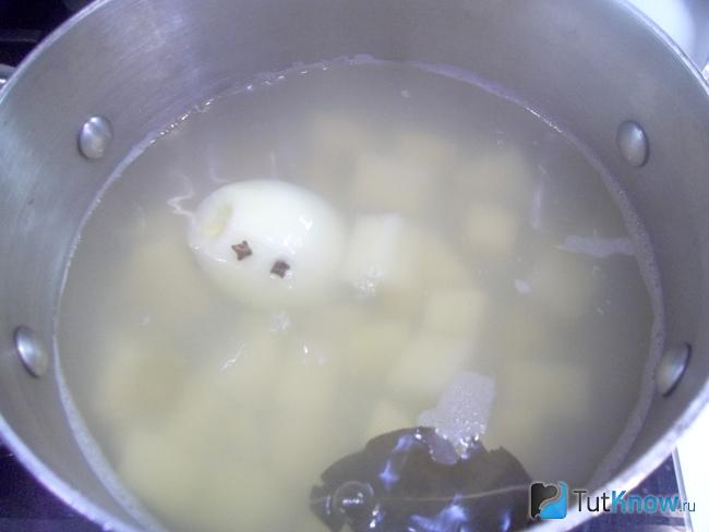 Картофель варится