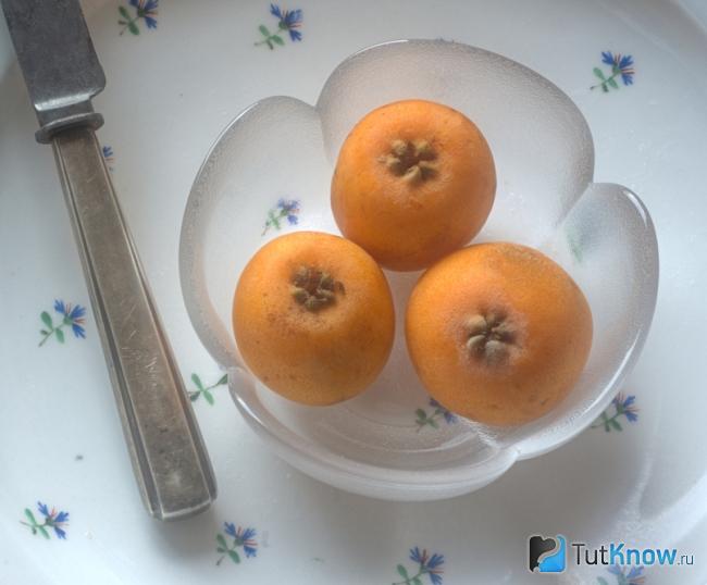 Мушмула на тарелке