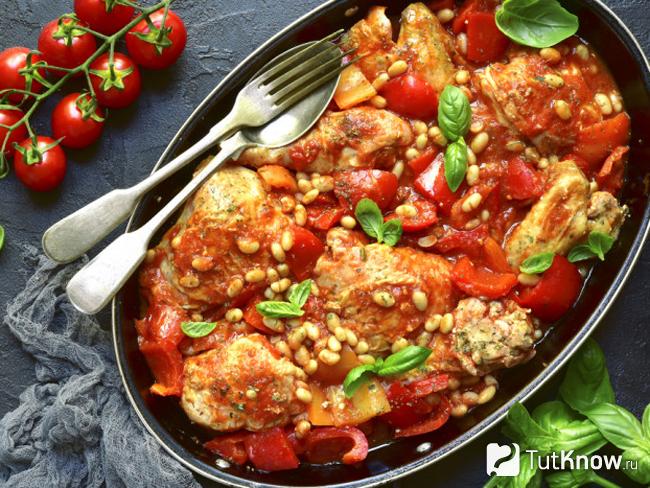 Готовая курица в томате