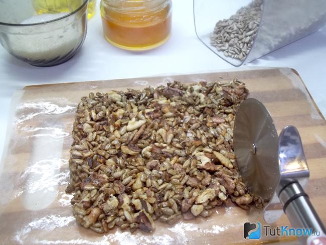 Семечки с орехами выложены на пергамент
