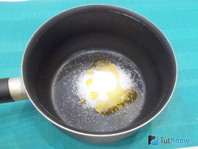 Мед с сахаром топится