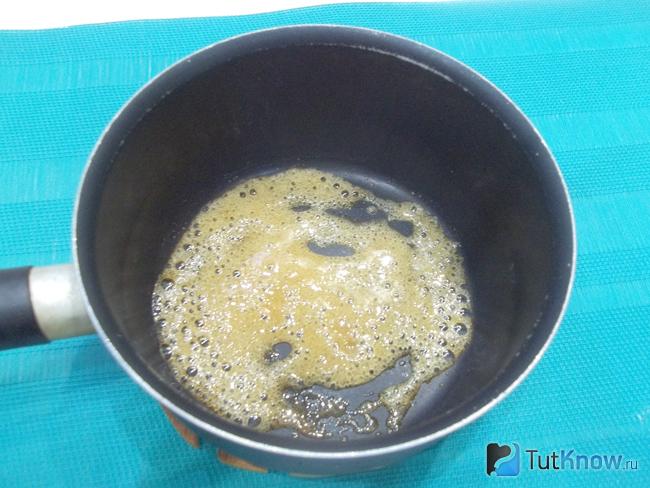 Мед с сахаром топится
