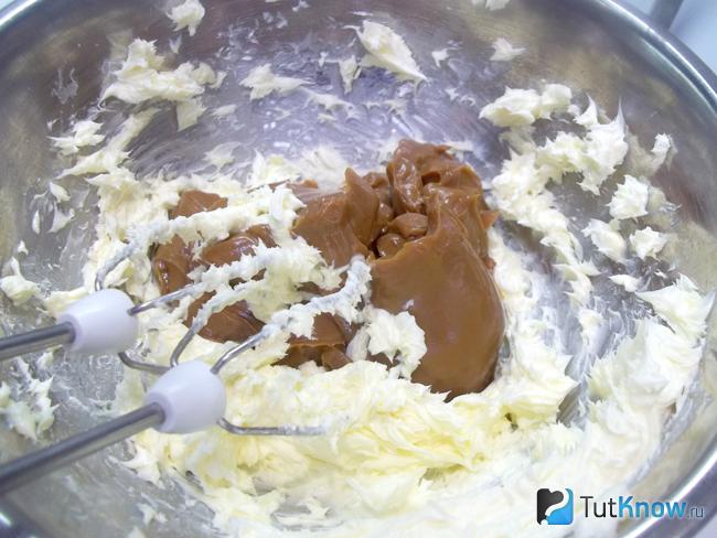 К маслу добавлена сгущенка