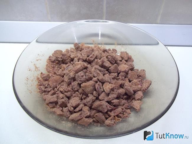 Печенье поломано кусочками