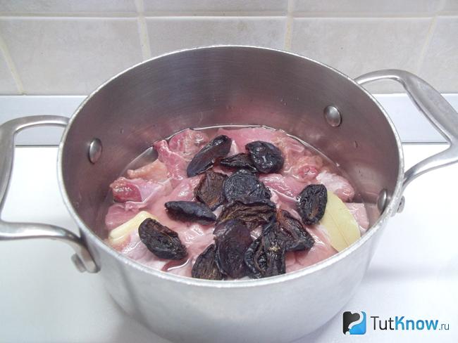 К мясу добавлен чернослив