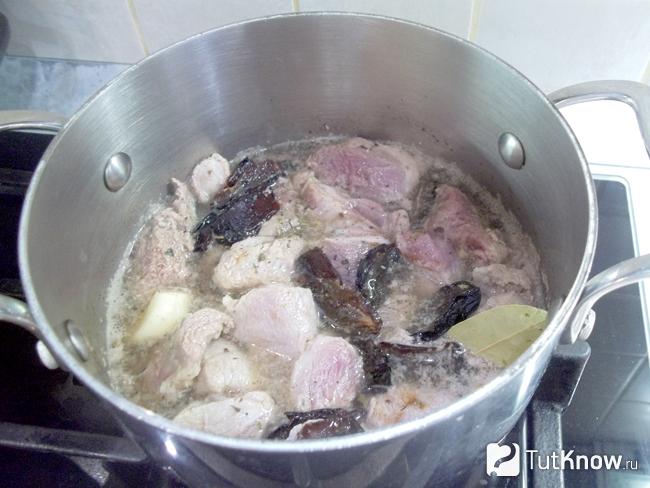 Мясо тушится