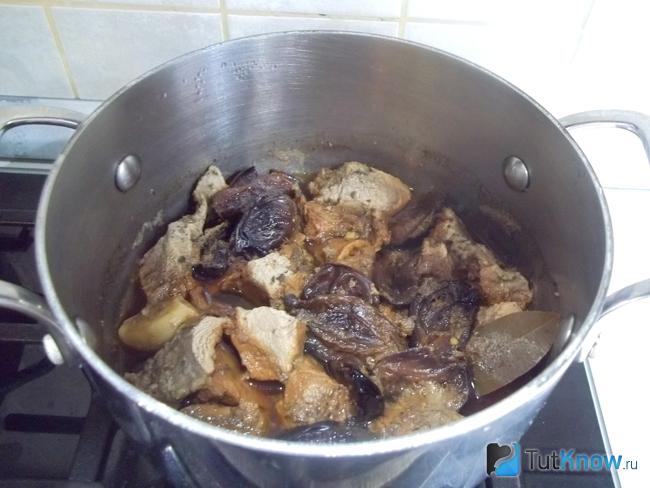 Мясо тушится