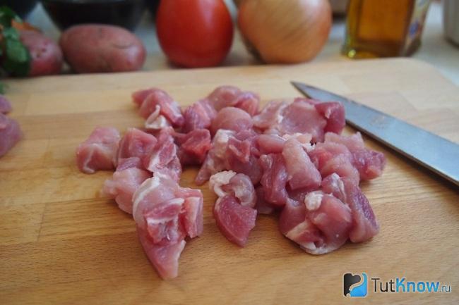 Нарезаем мясо для жаркого