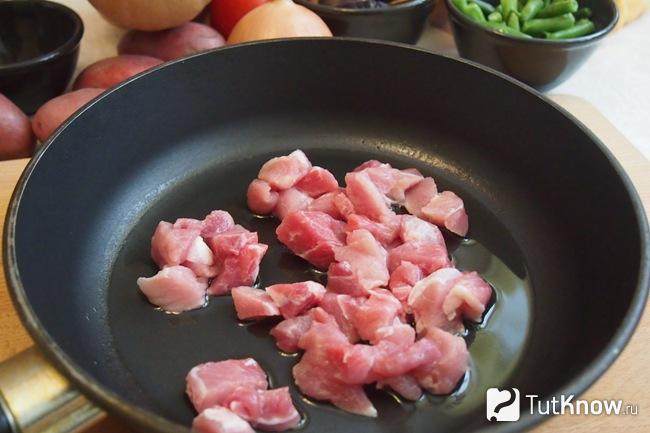 Обжариваем мясо на сковороде
