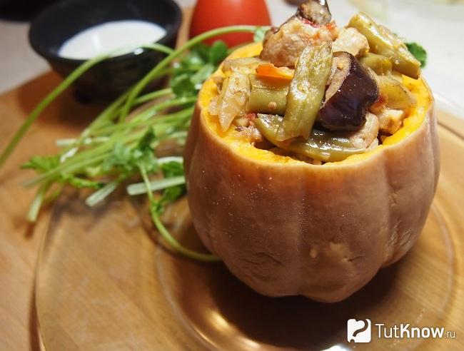 Готовое жаркое с овощами в тыкве
