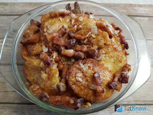 Выкладываем на драники шкварки и лук