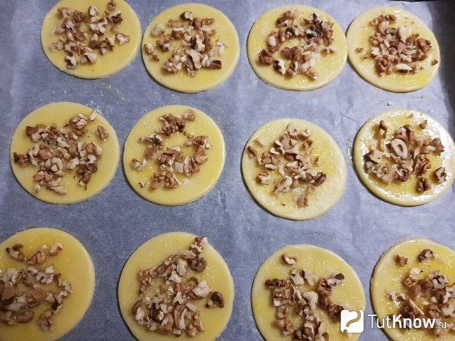 Присыпаем печенье сахаром и орешками
