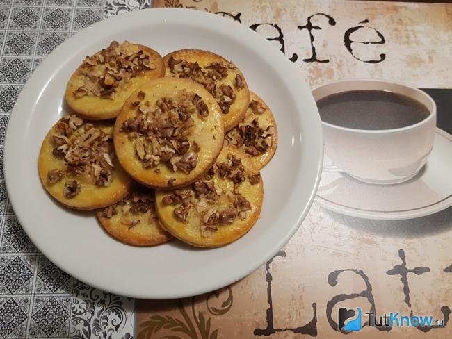 Готовое песочное печенье с орехами
