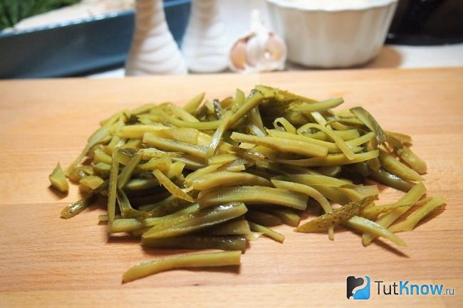 Режем маринованные огурцы