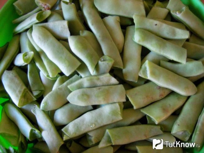 Ломаем стручковую фасоль на кусочки