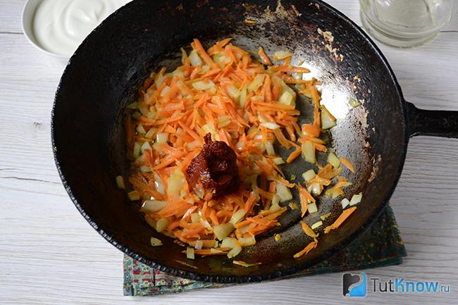 Зажарка из моркови и лука на сковороде