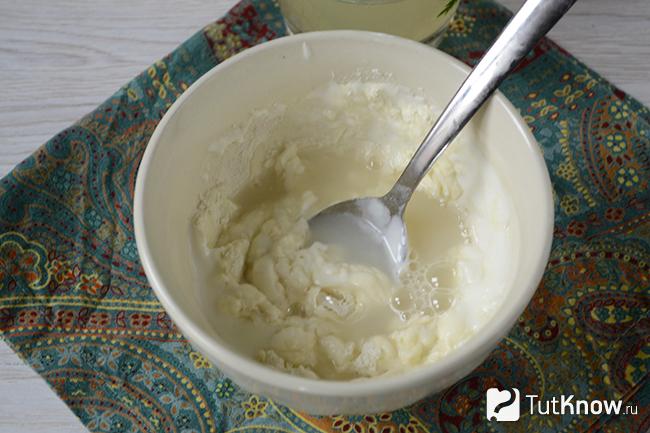 Бульон из-под куриных желудков со сметаной и мукой