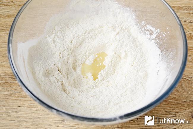 Добавление яйца и муки в миску с сахаром, солью и дрожжами