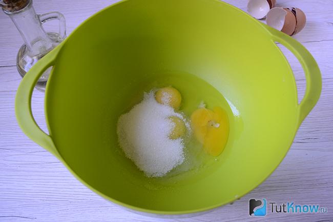 Яйца, сахар и щепотка соли в глубокой миске