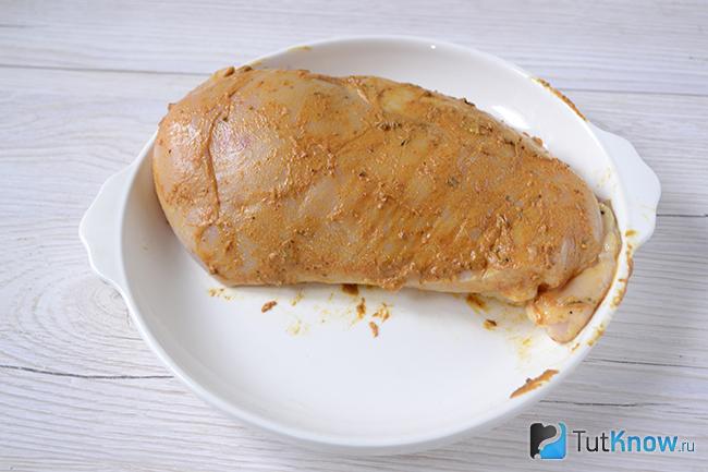 Куриное филе, обмазанное горчичной смесью