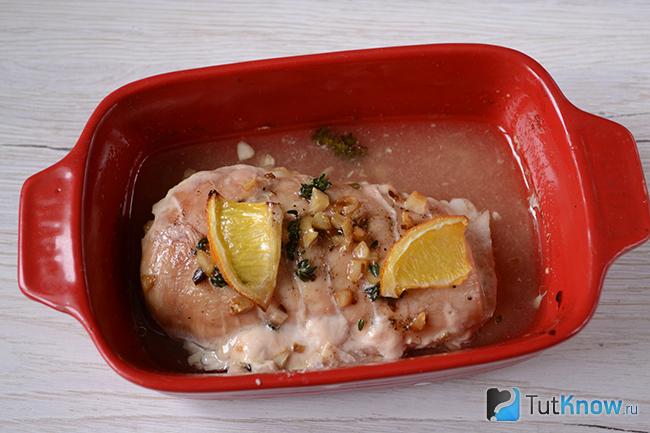 Куриное филе с бульоном и дольками лимона в форме для запекания